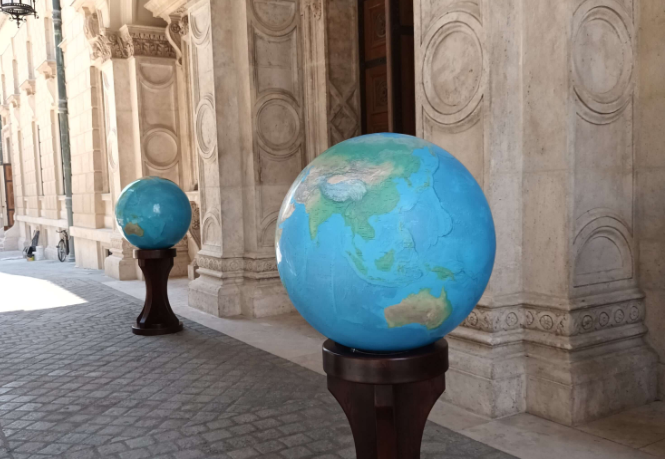 Custom Large World Globes: How to Personalize Your Globe for a Truly Unique Masterpiece